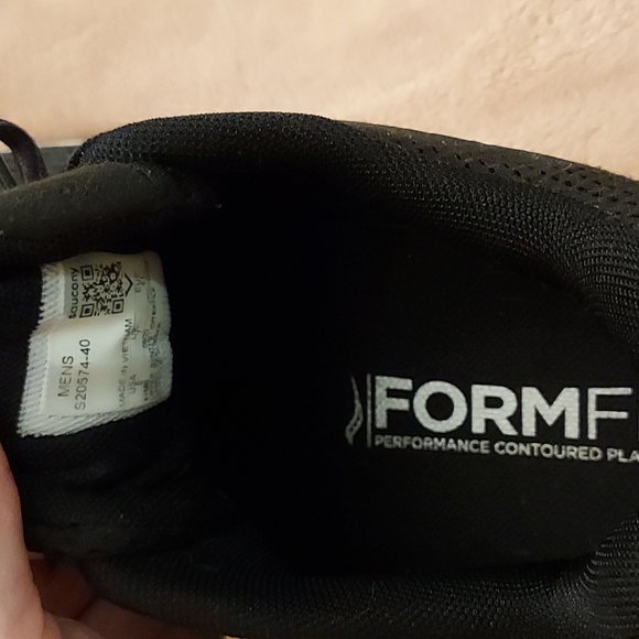 Saucony mens 8, black running shoes - Picture 4 of 4